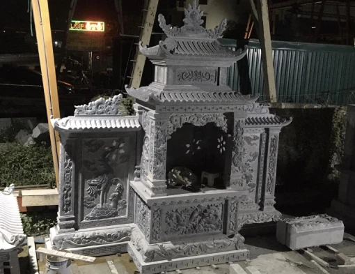 Xưởng sản xuất lăng mộ đá tại Hà Nội uy tín, giá tốt nguyên khối chuyên nghiệp 2 Khắc bia mộ Hà Nội là một phần quan trọng trong việc tạo nên sự khác biệt và cá nhân hóa cho mỗi lăng mộ