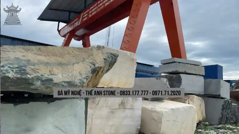 Tổng Hợp Các Loại Đá Lăng Mộ Tốt Nhất 2026 2 Đá lăng mộ có thể chạm khắc hoa văn truyền thống như rồng, phượng, hoa sen, tứ quý